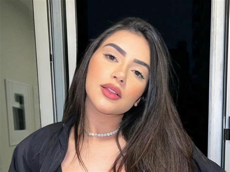 Os vídeos mais sensuais de Tainá Costa rebolando o bumbum.